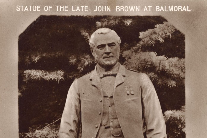 A statue showing an man with white hair, dressed in a jacket and kilt